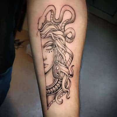 Photographie d'un tatouage, sur le bras, motif Méduse de la mythologie grecque, avec des serpents dans les cheveux